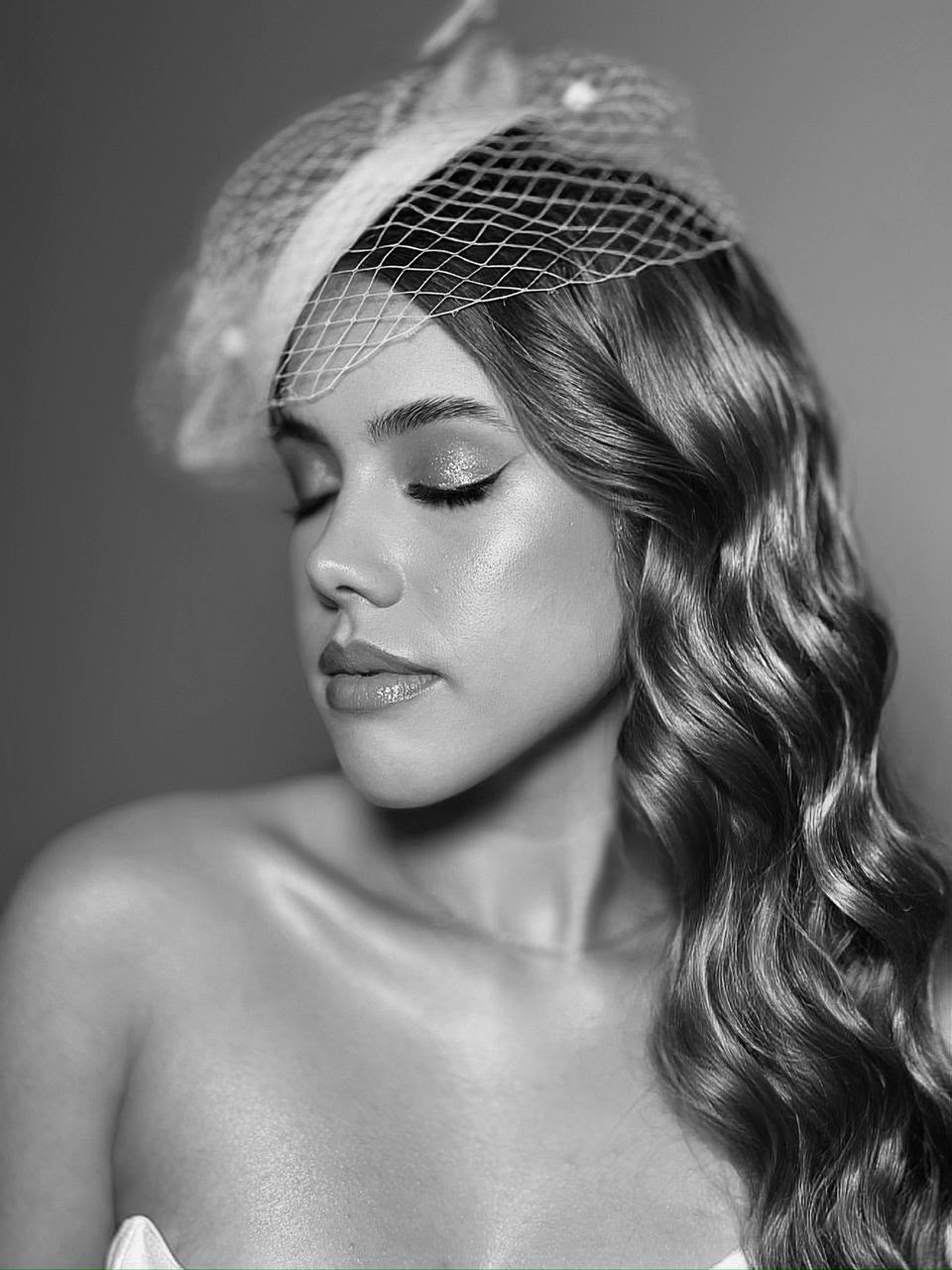 Retrato editorial de Júlia em preto e branco
